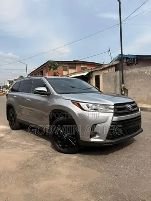 Toyota Highlander SE 2019 Silver