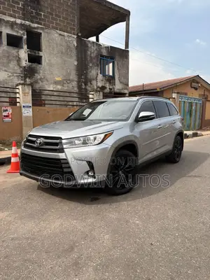 Toyota Highlander SE 2019 Silver