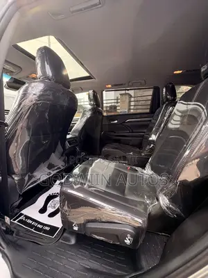 Toyota Highlander SE 2019 Silver