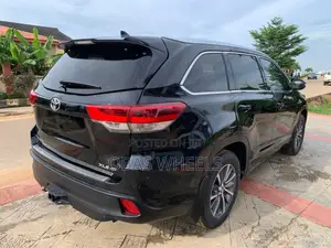 Toyota Highlander XLE 4x4 V6 (3.5L 6cyl 8A) 2017 Black