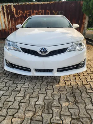 Toyota Camry SE V6 4dr Sedan (3.5L 6cyl 6A) 2012 White