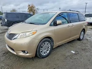 Toyota Sienna 2012 Gold