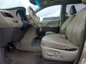 Toyota Sienna 2012 Gold