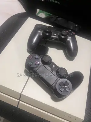 Ps 4 Console + 2 Pads