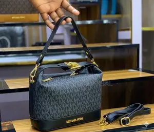 Michael Kors High Quality Leather Handbag With an Adjustable Strap