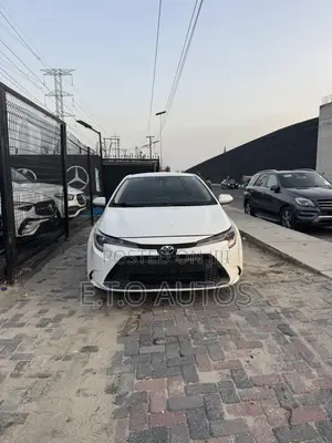 Toyota Corolla LE 2021 White