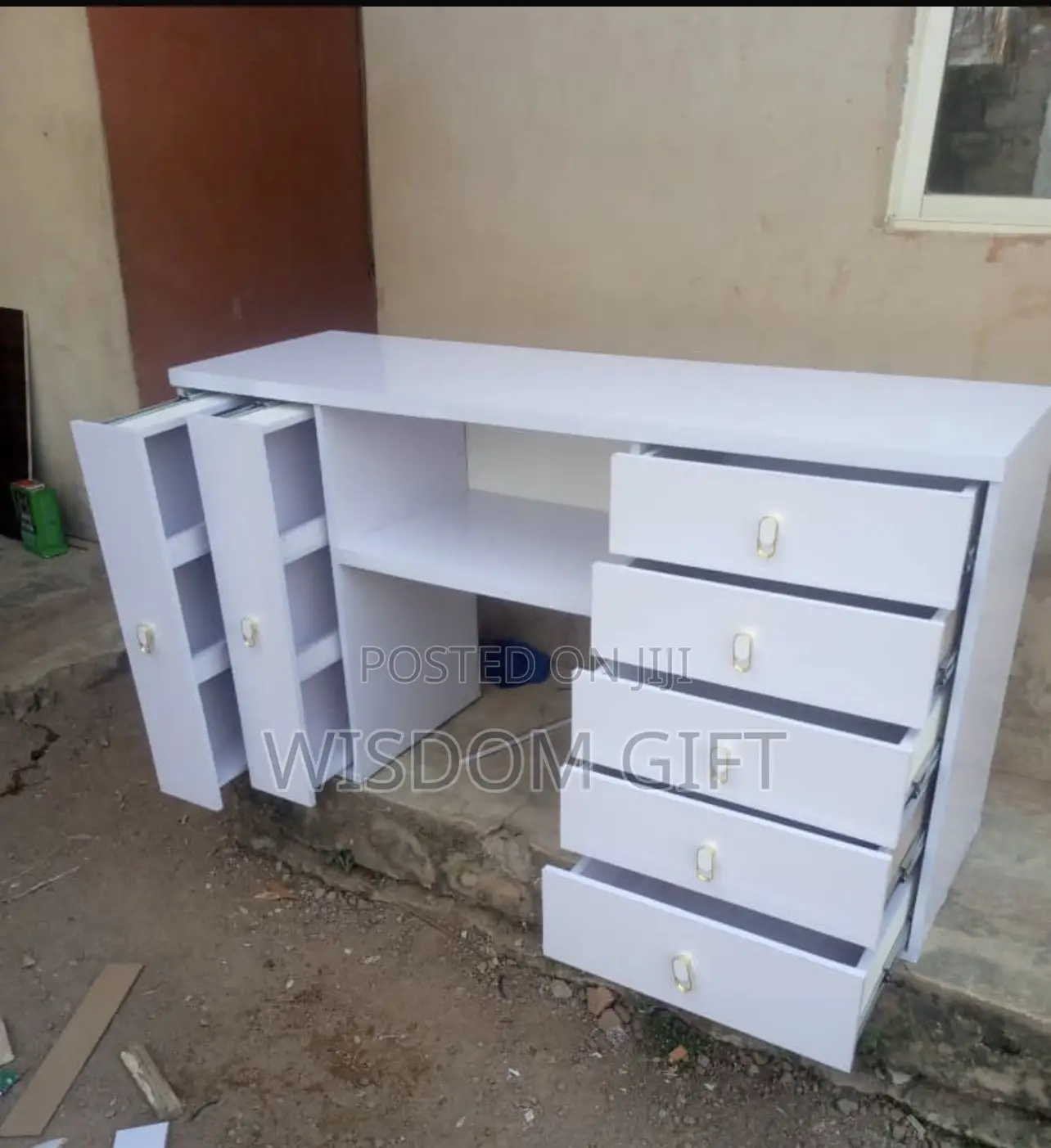 Neatly Use Multi Door Nail Tech Table. Storage Capacity, Design Layout