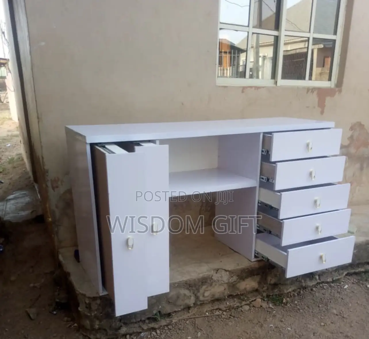 Neatly Use Multi Door Nail Tech Table. Storage Capacity, Design Layout