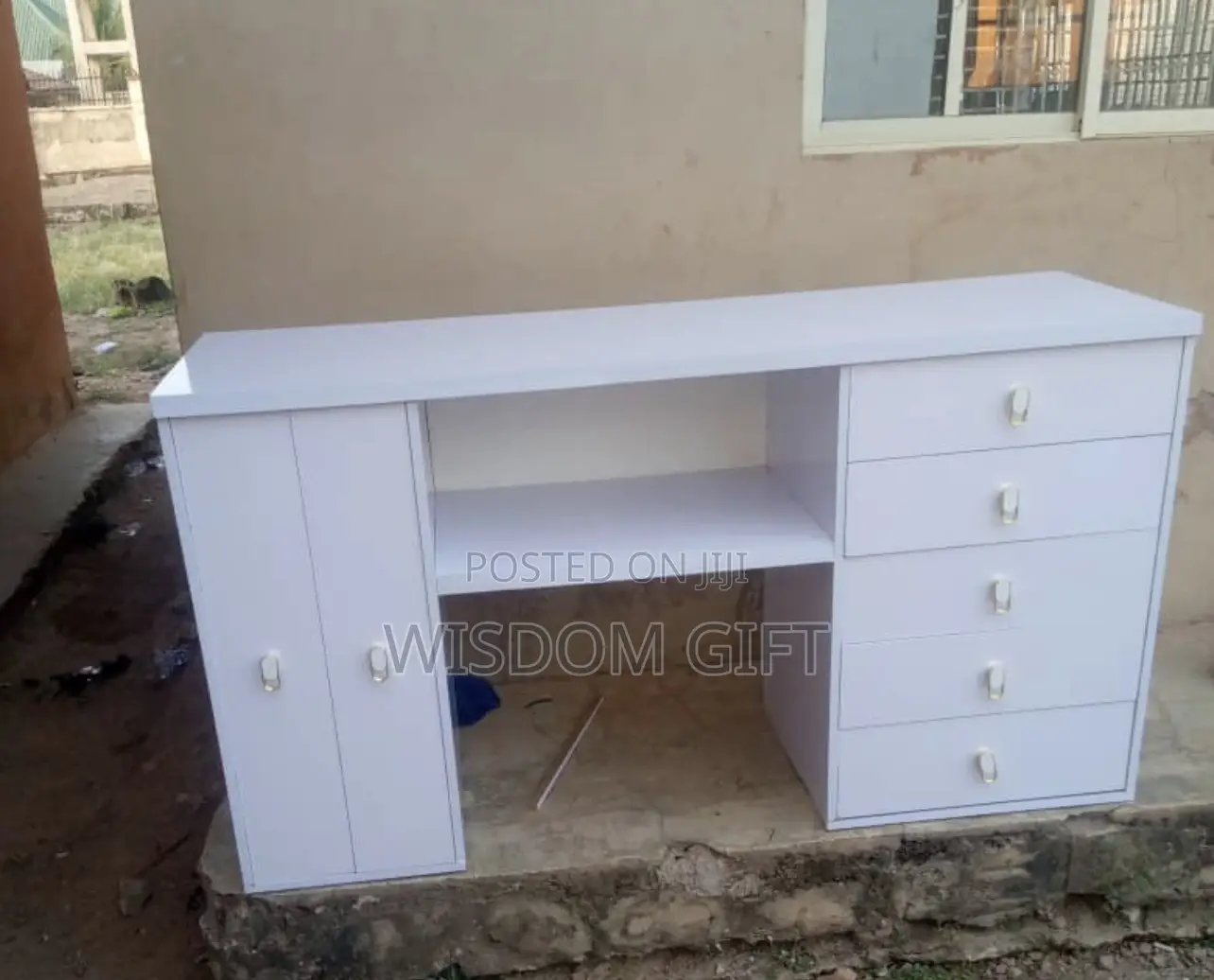 Neatly Use Multi Door Nail Tech Table. Storage Capacity, Design Layout