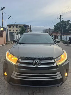 Toyota Highlander LE 4x4 V6 (3.5L 6cyl 8A) 2018