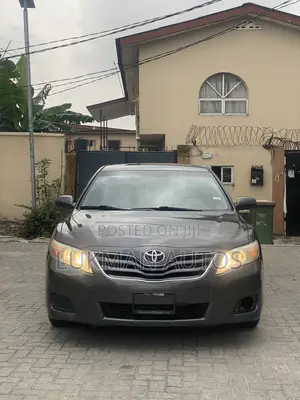 Toyota Camry LE 4dr Sedan (2.5L 4cyl 6A) 2011 Gray