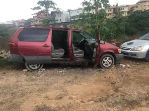 Toyota Sienna 2000 Red