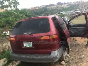 Toyota Sienna 2000 Red
