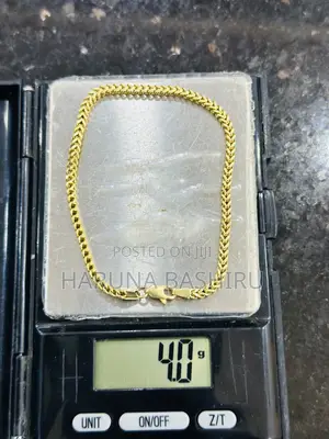 18 Karat Gold Twist Hand Chain