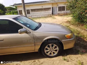 Toyota Camry 2000 Gold