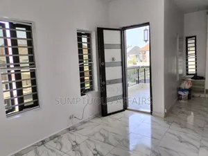 Mini Flat in Chevron for rent