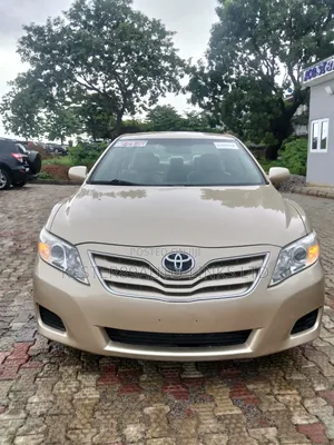 Toyota Camry LE 4dr Sedan (2.5L 4cyl 6AM) 2010 Gold