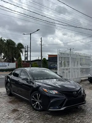 Toyota Camry SE FWD (2.5L 4cyl 8AM) 2018
