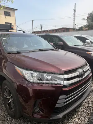 Toyota Highlander XLE V6 4x4 (3.5L 6cyl 6A) 2016