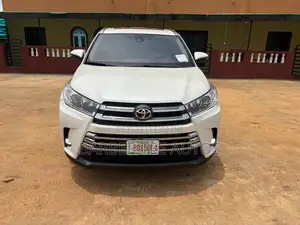 Toyota Highlander XLE 4x4 V6 (3.5L 6cyl 8A) 2018 White