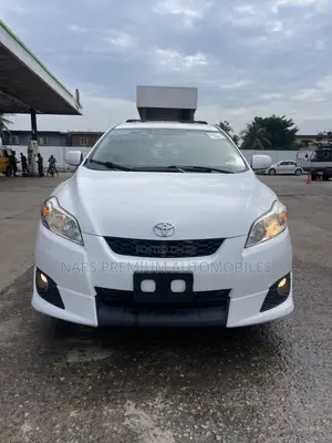 Toyota Matrix S Hatchback FWD (2.4L 4cyl 5A) 2009 White