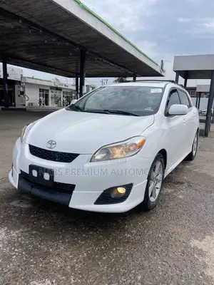 Toyota Matrix S Hatchback FWD (2.4L 4cyl 5A) 2009 White