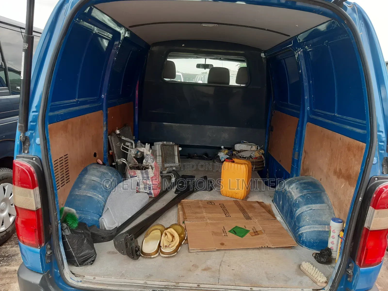 Toyota HiAce 2017 Blue
