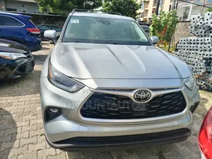 Toyota Highlander XLE 2021 Silver