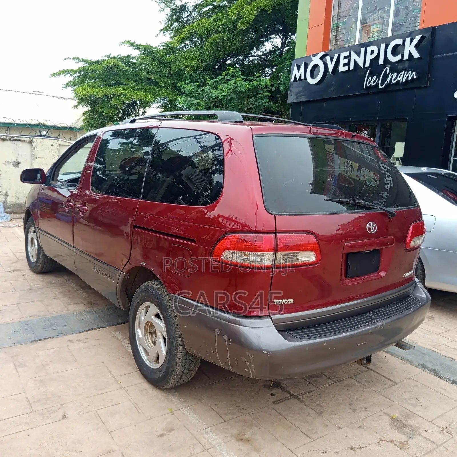 Toyota Sienna 2000 Red