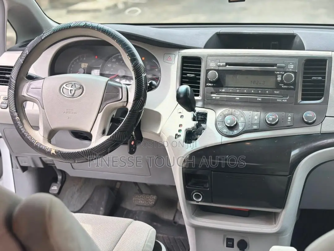 Toyota Sienna 7 Passenger 2011 White