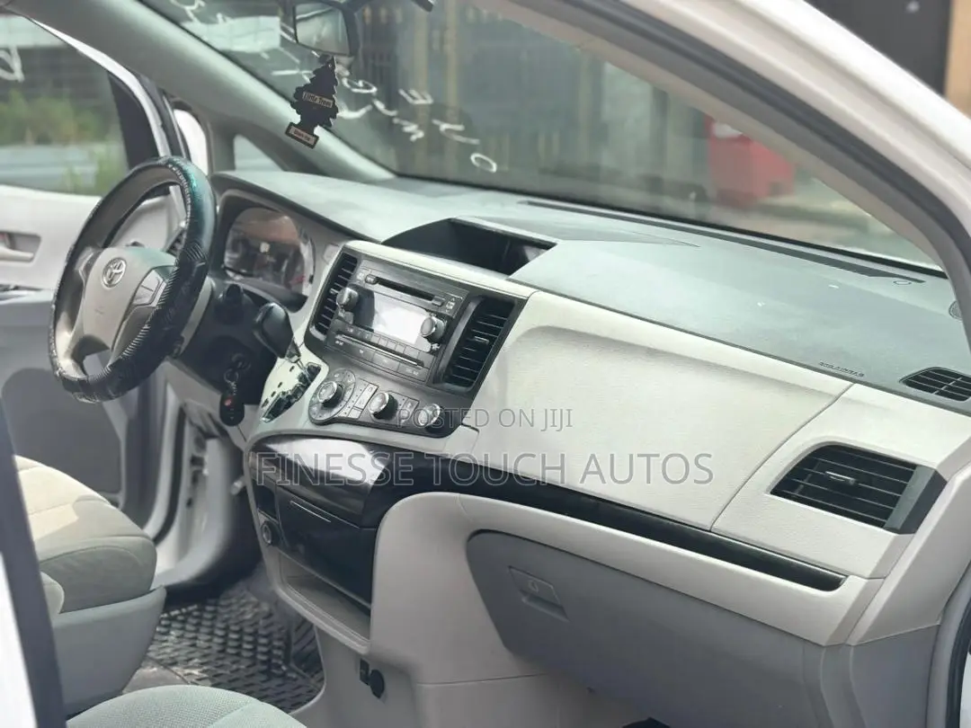 Toyota Sienna 7 Passenger 2011 White