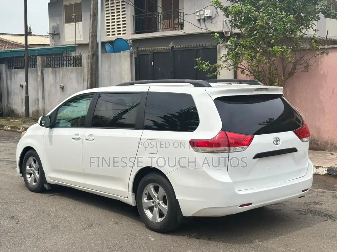 Toyota Sienna 7 Passenger 2011 White