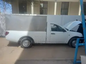 Mitsubishi L300 2005 White