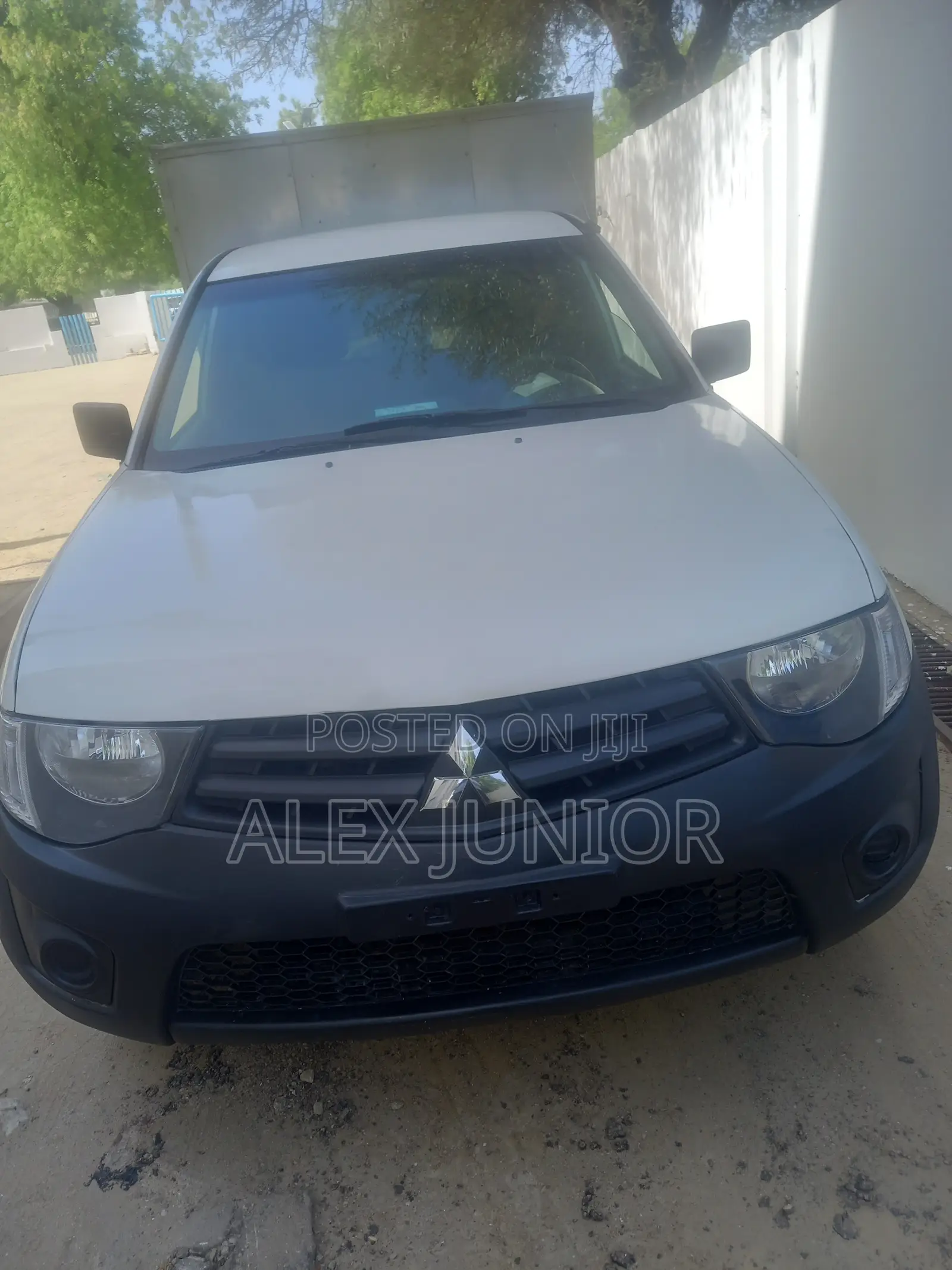 Mitsubishi L300 2005 White