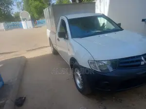 Mitsubishi L300 2005 White