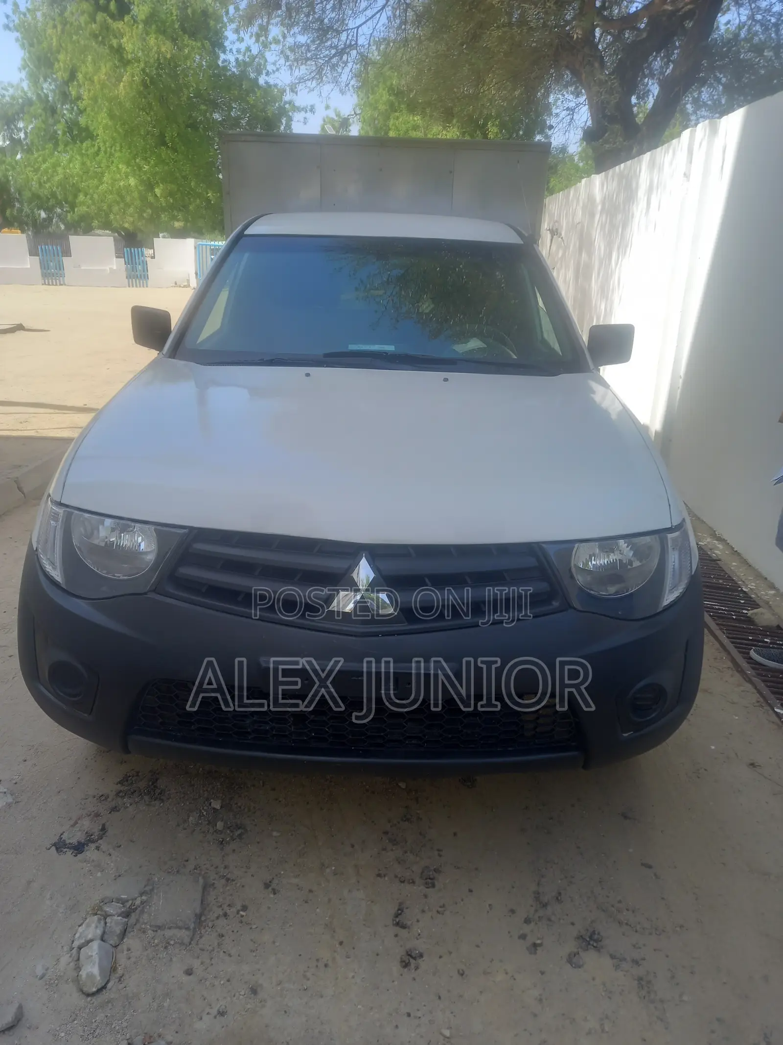 Mitsubishi L300 2005 White