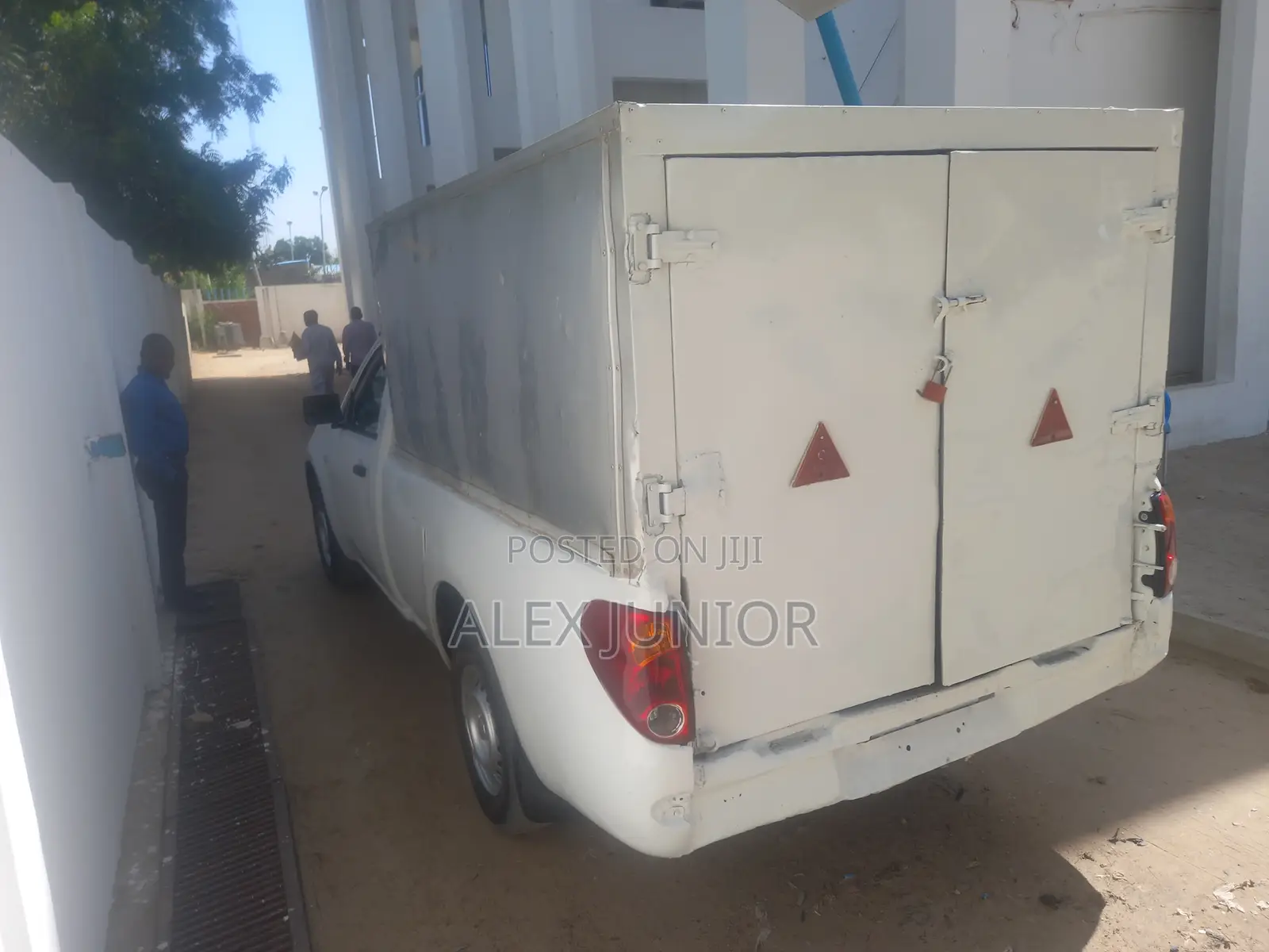 Mitsubishi L300 2005 White