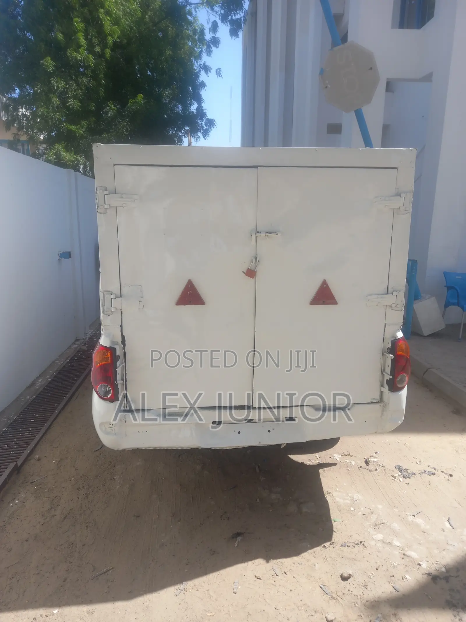 Mitsubishi L300 2005 White