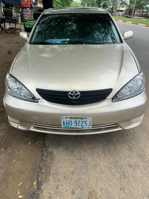 Toyota Camry XLE V6 4dr Sedan (3.0L 6cyl 5A) 2005 Gold