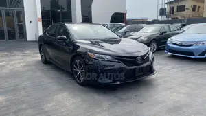 Toyota Camry SE FWD (2.5L 4cyl 8AM) 2018 Black
