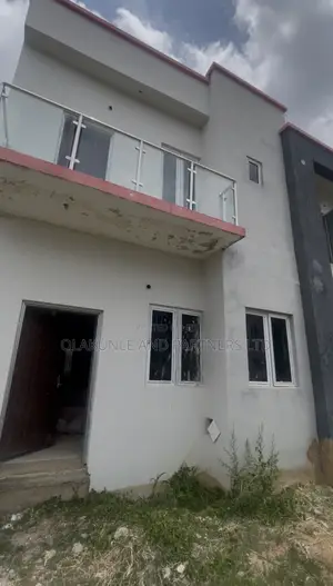 4bdrm Duplex in River Park Estate, FHA for sale
