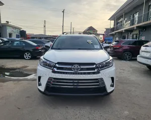 Toyota Highlander XLE 4x4 V6 (3.5L 6cyl 8A) 2017 White