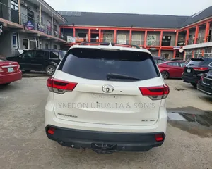 Toyota Highlander XLE 4x4 V6 (3.5L 6cyl 8A) 2017 White