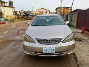 Toyota Camry LE V6 4dr Sedan (3.0L 6cyl 5A) 2004 Gold