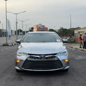 Toyota Camry XLE 4dr Sedan (3.5L 6cyl 6A) 2015 Silver