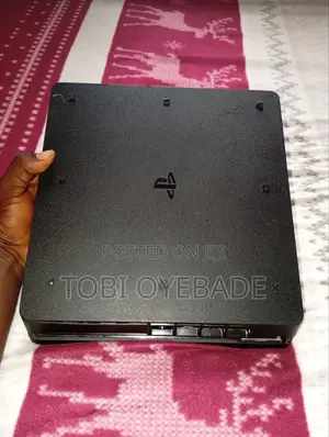 Play Station 4 Slim
