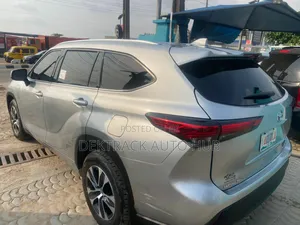 Toyota Highlander XLE 2022 Silver