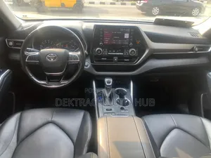 Toyota Highlander XLE 2022 Silver