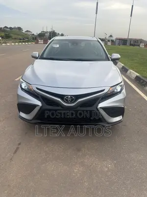 Toyota Camry SE 2021 Silver
