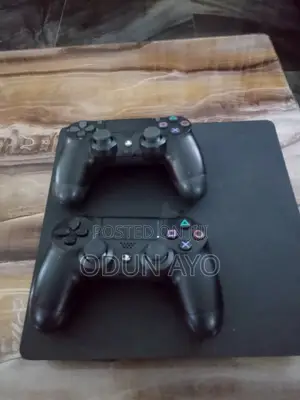 Ps4 Slim With 2 Controller but Hardrive Spoilt